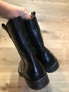 Florshiem black smooth leather pull on boots with shearling lining.

Size 8.5 D Mens

The uppers and soles are in excellent condition, NWOT.
