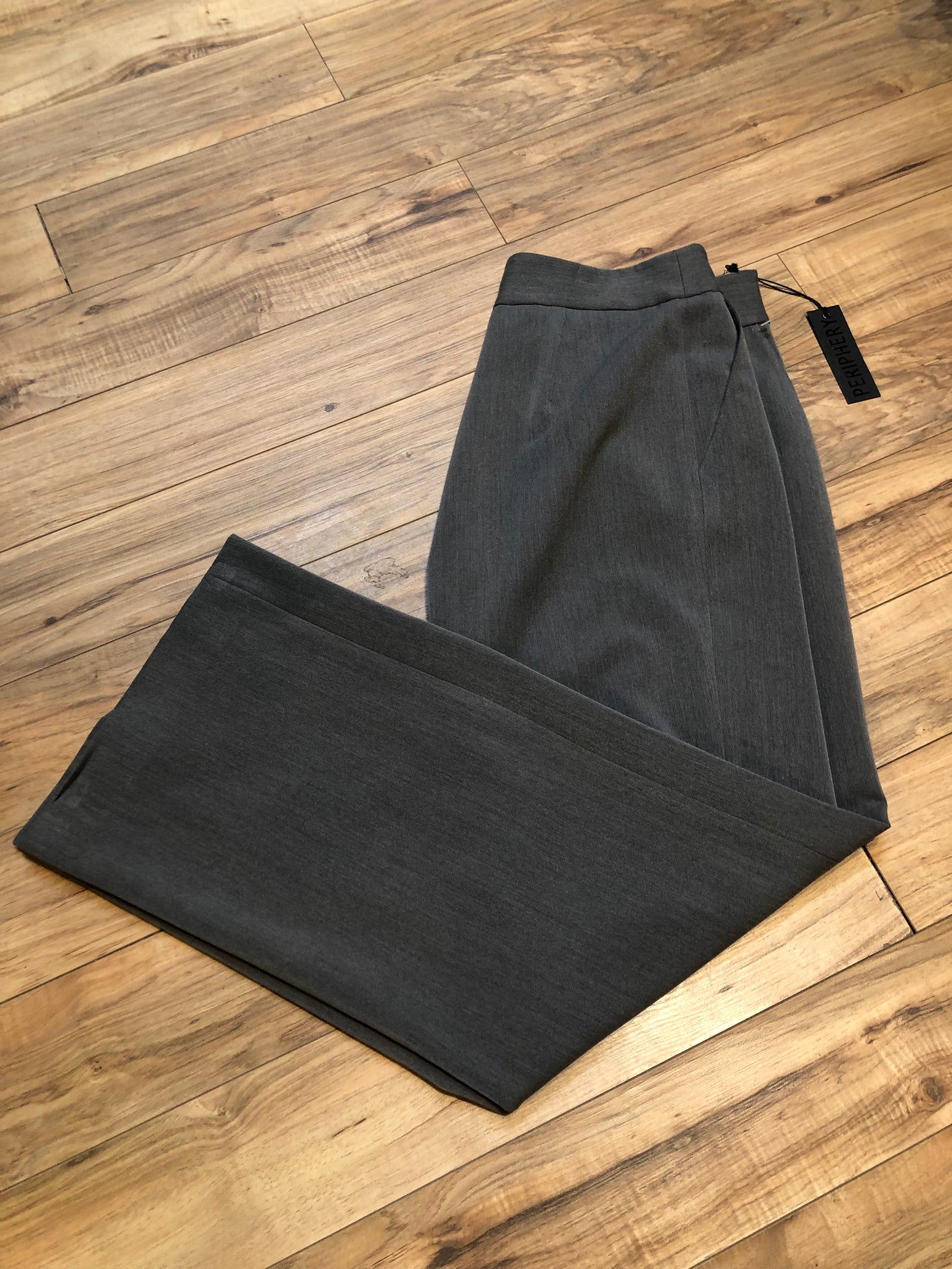 Kingspier Vintage - Periphery wide leg pants with stretch (72% polyester/ 22% rayon/ 6% spandex) with high rise and two front pockets.

Made in Canada.
Size 12.