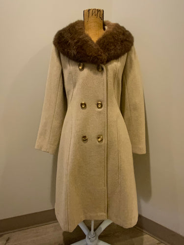 Kingspier Vintage - Iconic Canadian brand Sears The Fashion Place 100% pure virgin wool coat in beige with fur trim collar. This coat is double breasted with buttons, front pockets and a lovely belt detail in the back.