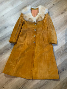 Kingspier Vintage - Embassy 1970’s full length tan suede coat with fur collar, button closures, pockets and a salmon coloured quilted lining. Made in Montreal, Canada. Fits Small.