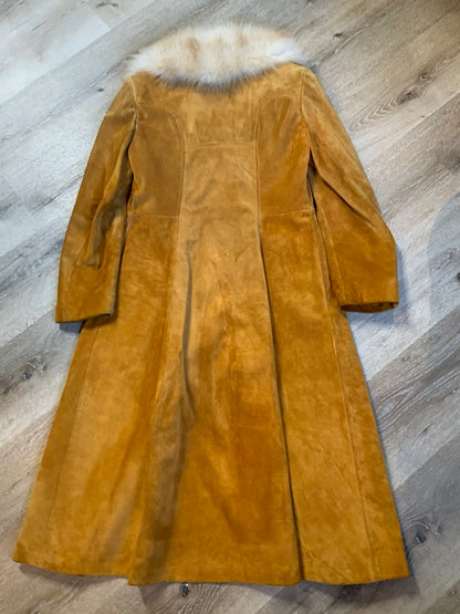 Kingspier Vintage - Embassy 1970’s full length tan suede coat with fur collar, button closures, pockets and a salmon coloured quilted lining. Made in Montreal, Canada. Fits Small.