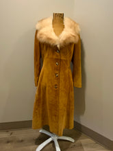 Load image into Gallery viewer, Kingspier Vintage - Embassy 1970’s full length tan suede coat with fur collar, button closures, pockets and a salmon coloured quilted lining. Made in Montreal, Canada. Fits Small.
