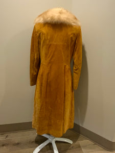 Kingspier Vintage - Embassy 1970’s full length tan suede coat with fur collar, button closures, pockets and a salmon coloured quilted lining. Made in Montreal, Canada. Fits Small.