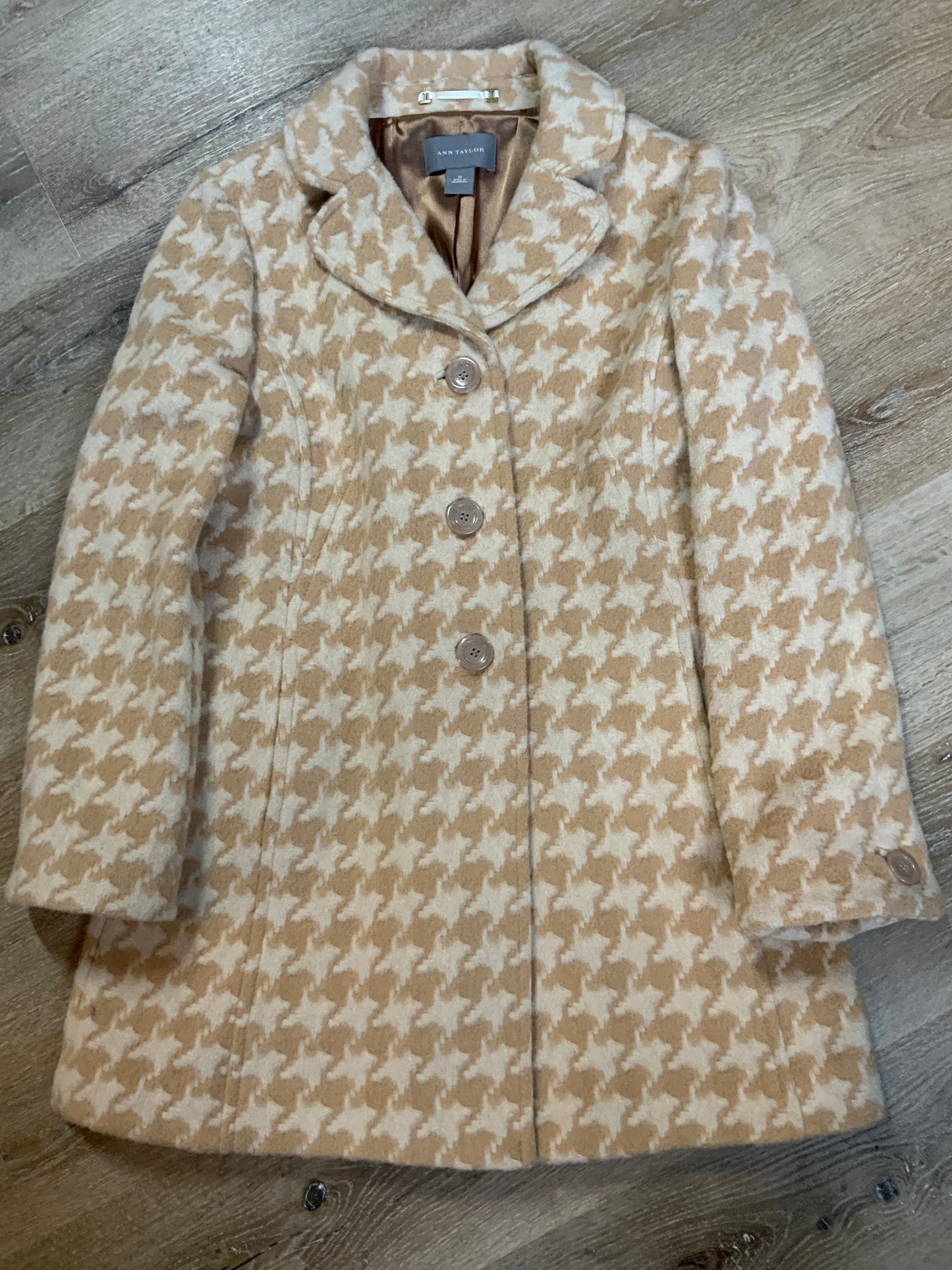 Kingspier Vintage - Ann Taylor white and cream houndstooth pattern wool blend coat with front buttons and welt pockets. Made in Indonesia. Fits a size 10.