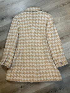 Kingspier Vintage - Ann Taylor white and cream houndstooth pattern wool blend coat with front buttons and welt pockets. Made in Indonesia. Fits a size 10.