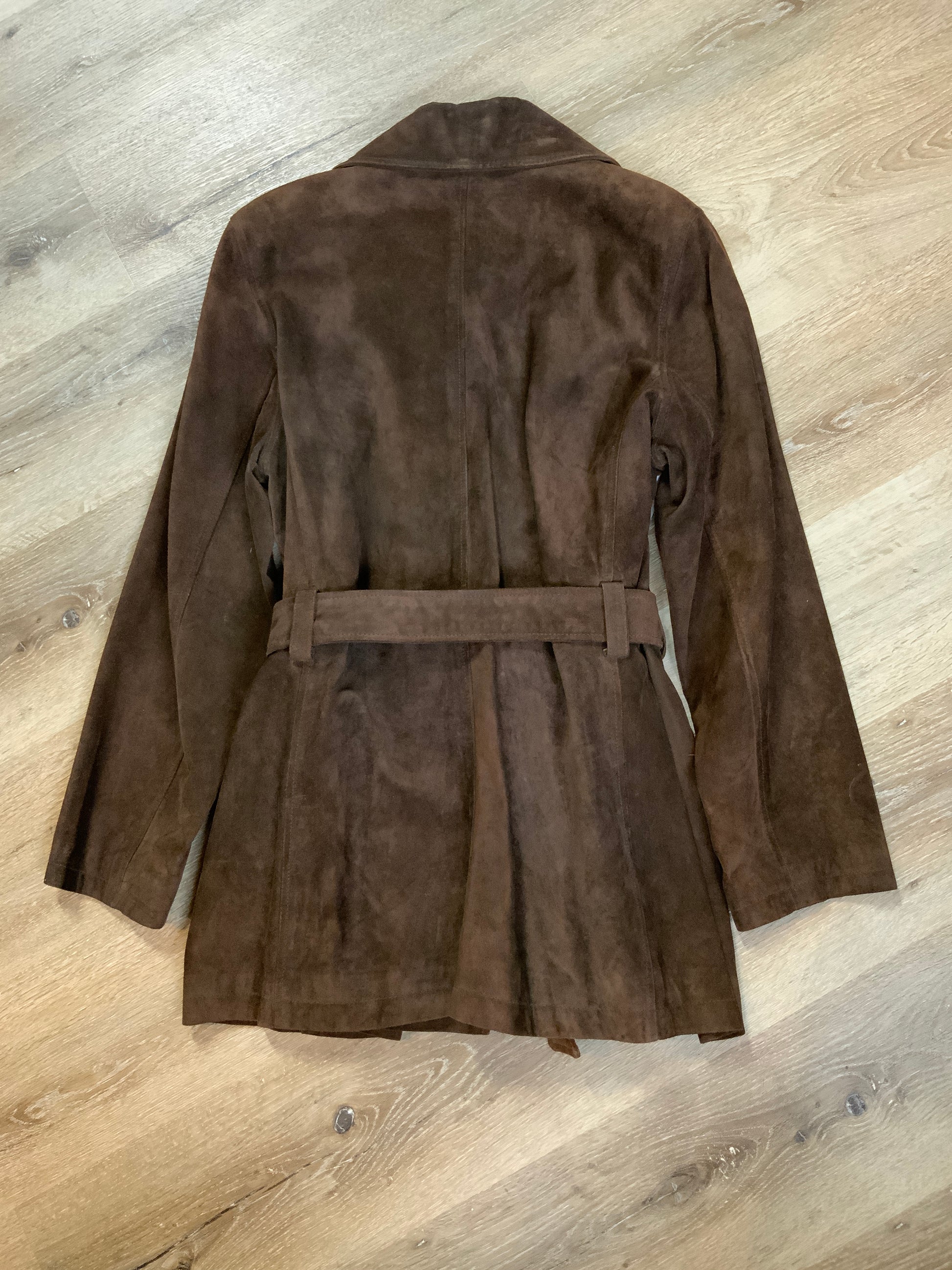 Kingspier Vintage - Andrew Marc dark brown suede double breasted trench coat with belt and welt pockets. Fits a size large.