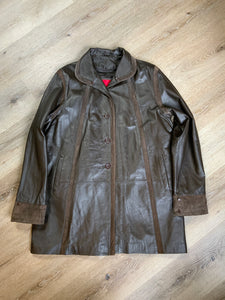 Kingspier Vintage - BBL Collection dark brown car coat with suede trim details, front buttons, welt pockets and inside zip out quilted lining. Size large.