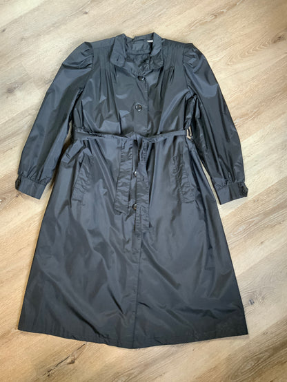 Kingspier Vintage - J.Gallery Petite water repellent black single breasted trench coat with belt, button closures, welt pockets. pleated detail in shoulders and zip out quilted lining. Size 12 petite.