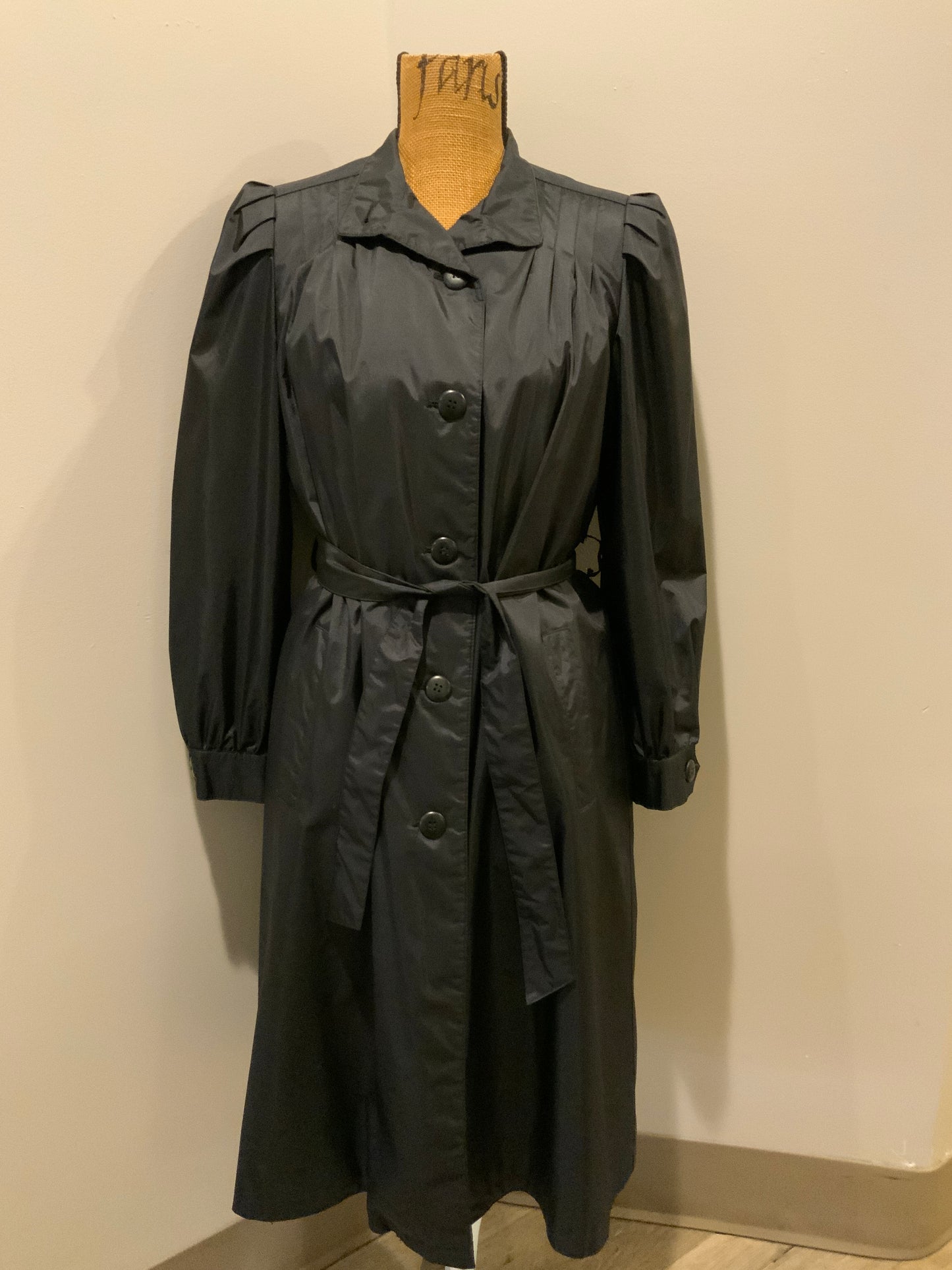 Kingspier Vintage - J.Gallery Petite water repellent black single breasted trench coat with belt, button closures, welt pockets. pleated detail in shoulders and zip out quilted lining. Size 12 petite.