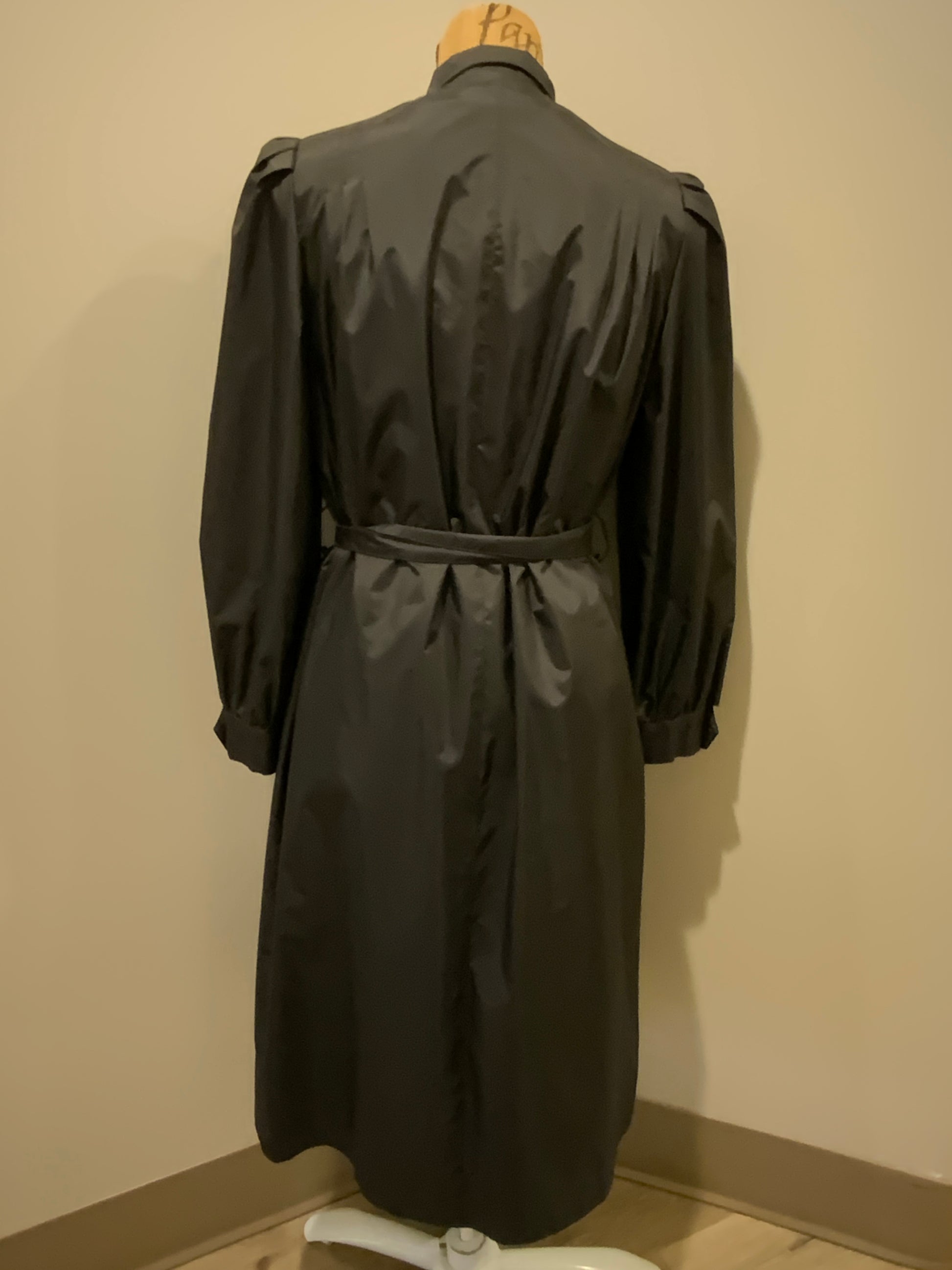 Kingspier Vintage - J.Gallery Petite water repellent black single breasted trench coat with belt, button closures, welt pockets. pleated detail in shoulders and zip out quilted lining. Size 12 petite.