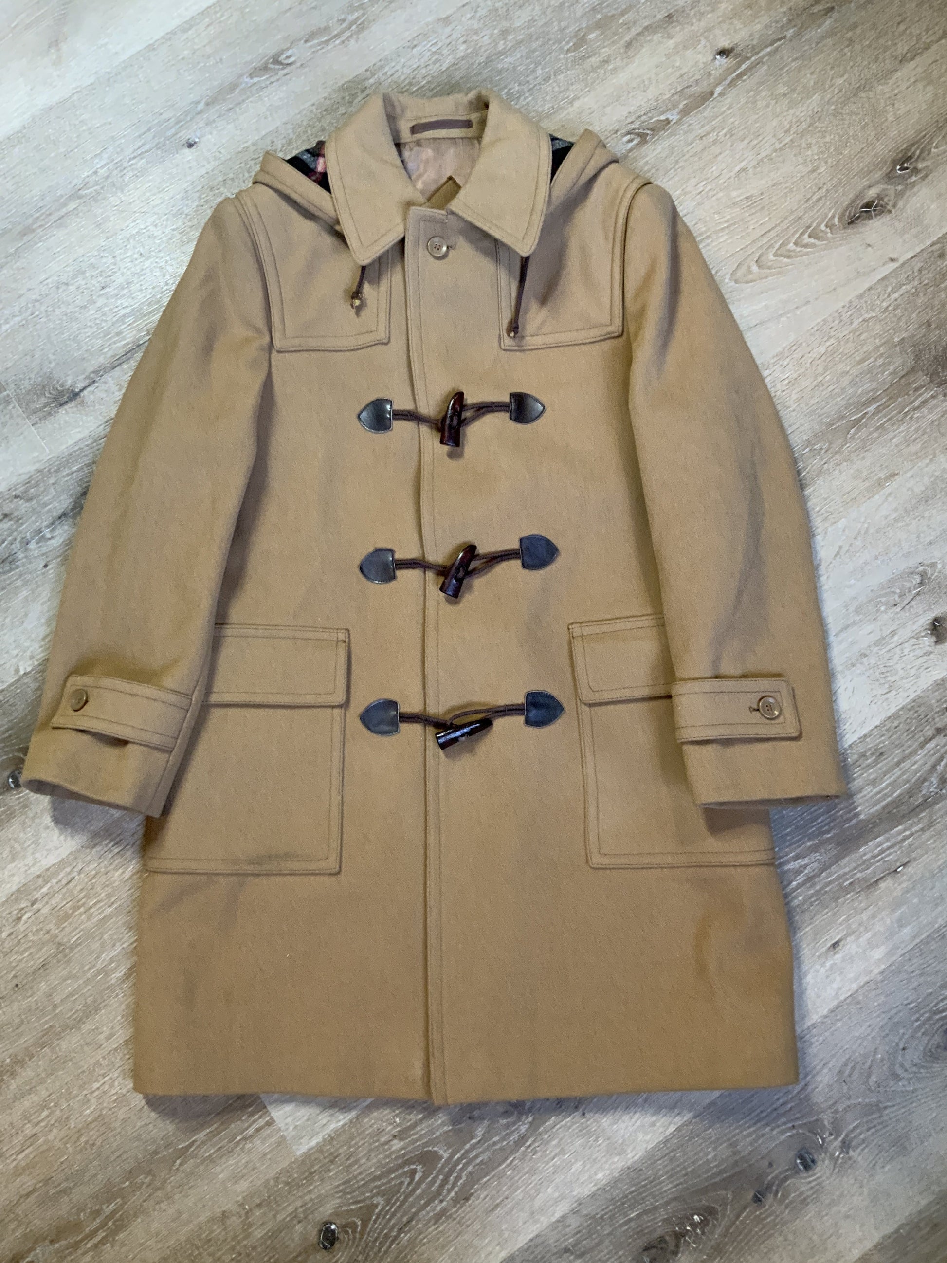 Kingspier Vintage - UTEX tan wool blend duffle coat with detachable hood, zipper, wooden toggles, flap pockets and a tartan lining which contains two inside pockets. Made in Bulgaria. Size 40. 