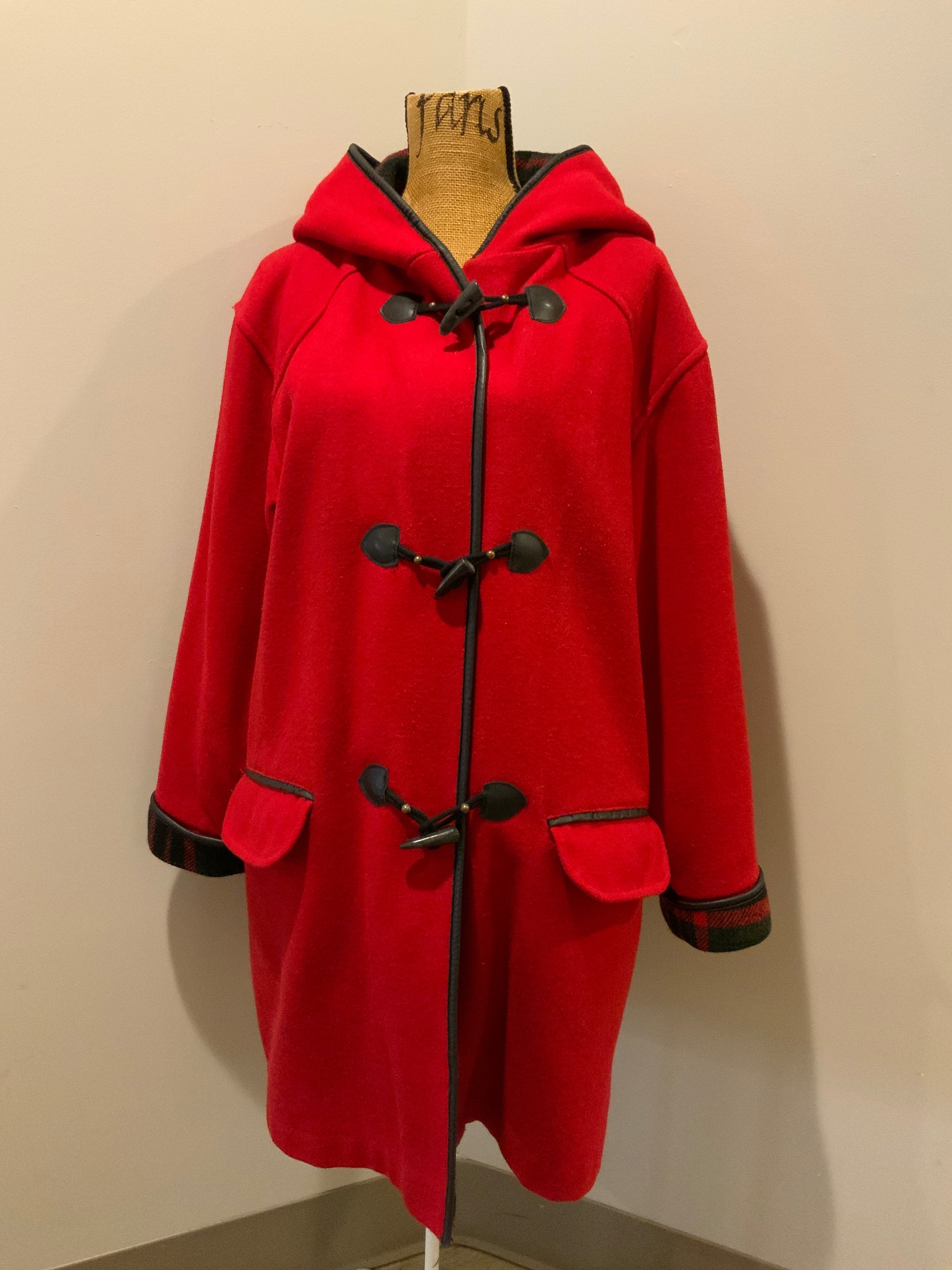 Kingspier Vintage - Club Manteau red wool blend duffle coat with hood, toggles, flap pockets and thin black leather trim. Size is small