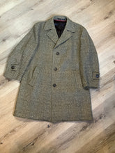 Load image into Gallery viewer, Kingspier Vintage - Tweed light brown wool blend car coat with slash pockets, dark brown button closures, dark brown iridescent satin lining with inside pocket and wine trim. Size 50.

