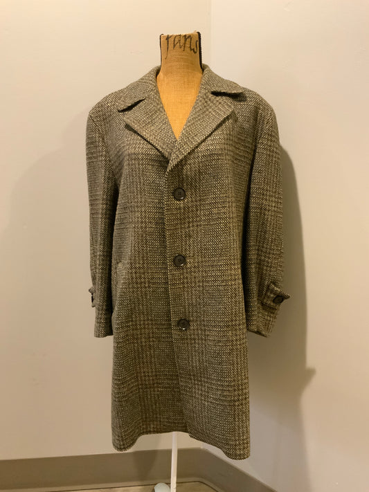 Kingspier Vintage - Tweed light brown wool blend car coat with slash pockets, dark brown button closures, dark brown iridescent satin lining with inside pocket and wine trim. Size 50.