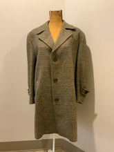 Load image into Gallery viewer, Kingspier Vintage - Tweed light brown wool blend car coat with slash pockets, dark brown button closures, dark brown iridescent satin lining with inside pocket and wine trim. Size 50.
