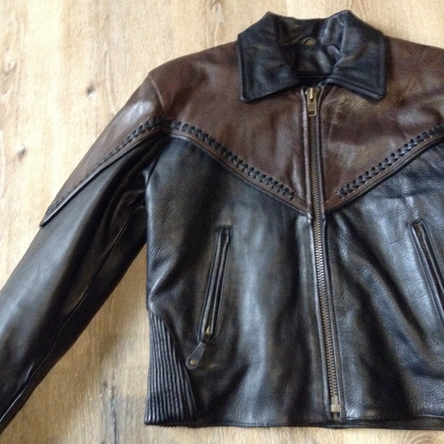 Kingspier Vintage - Vintage Hot Leathers brown and black leather moto jacket with leather stitching detail, zipper closure, zip pockets, zip details on the sleeve and a removable quilted lining. Women’s large.
