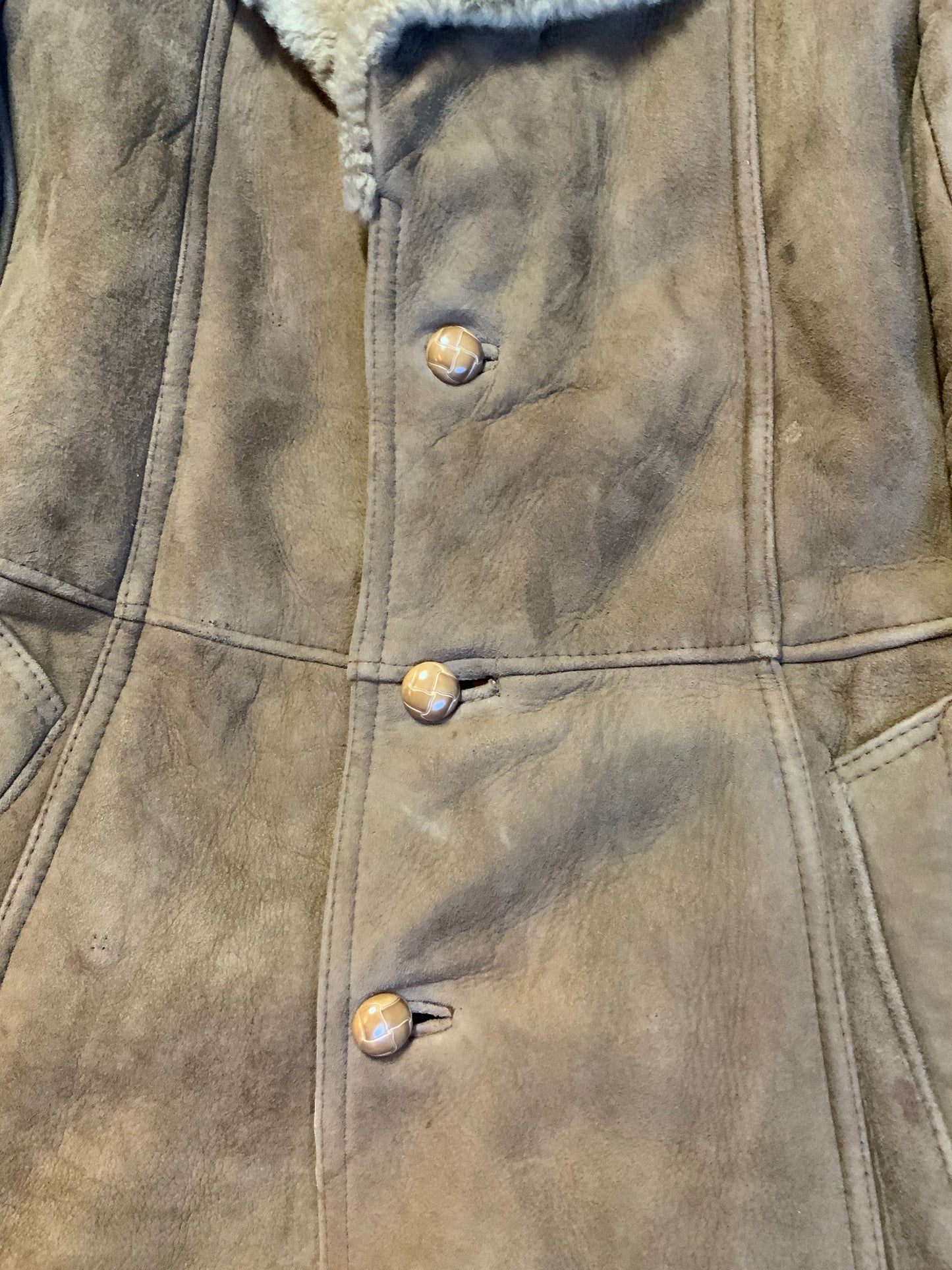 Kingspier Vintage - Joe Feller lambskin coat with shearling collar and lining, button closures and slash pockets. Size 42