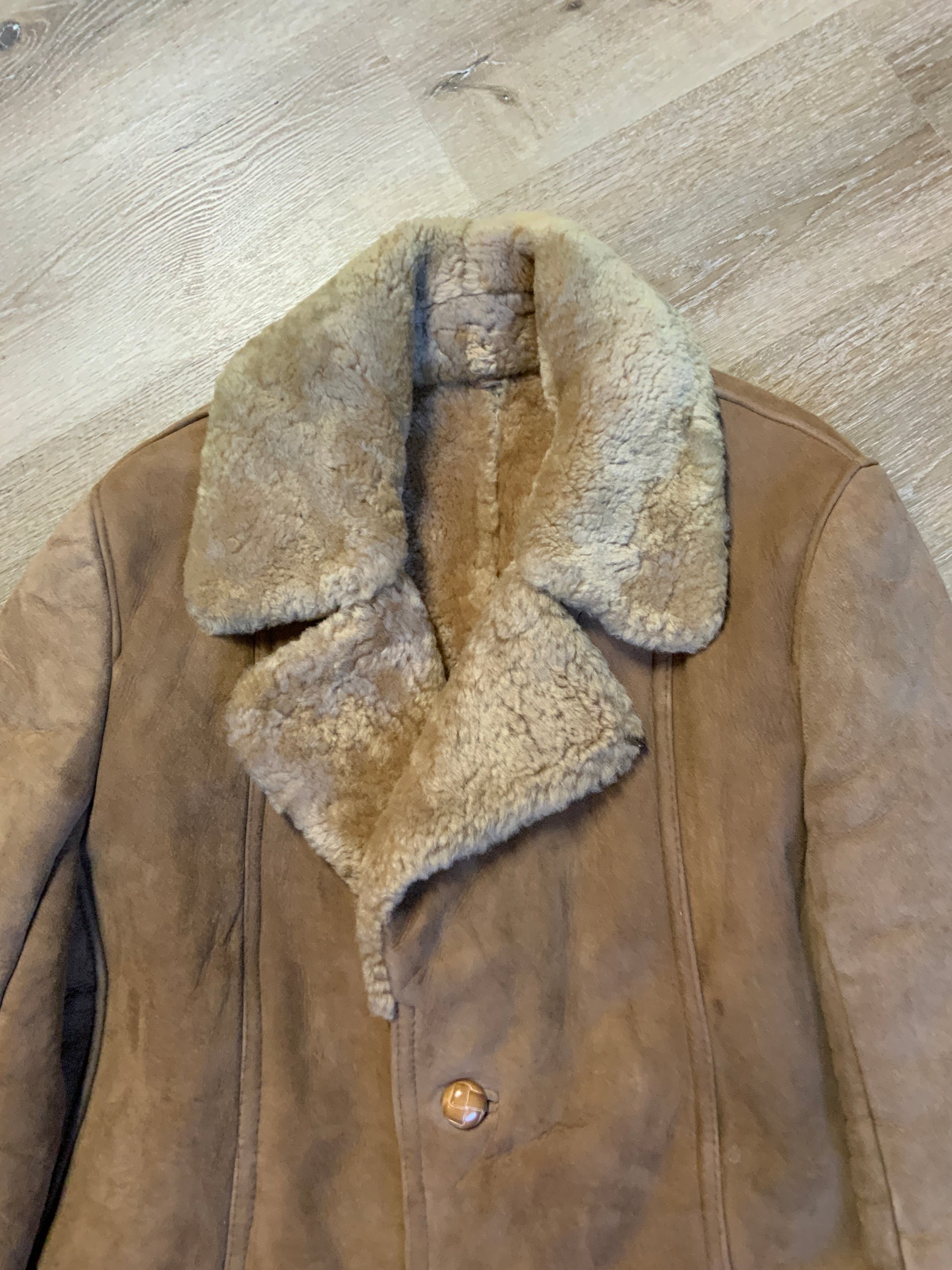 Kingspier Vintage - Joe Feller lambskin coat with shearling collar and lining, button closures and slash pockets. Size 42