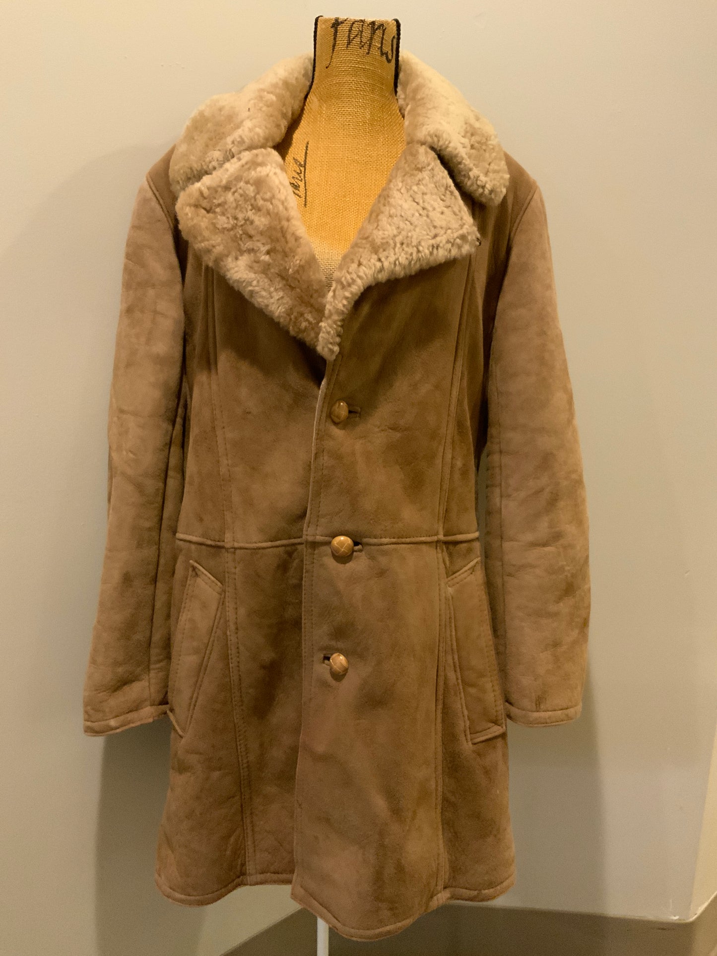 Kingspier Vintage - Joe Feller lambskin coat with shearling collar and lining, button closures and slash pockets. Size 42