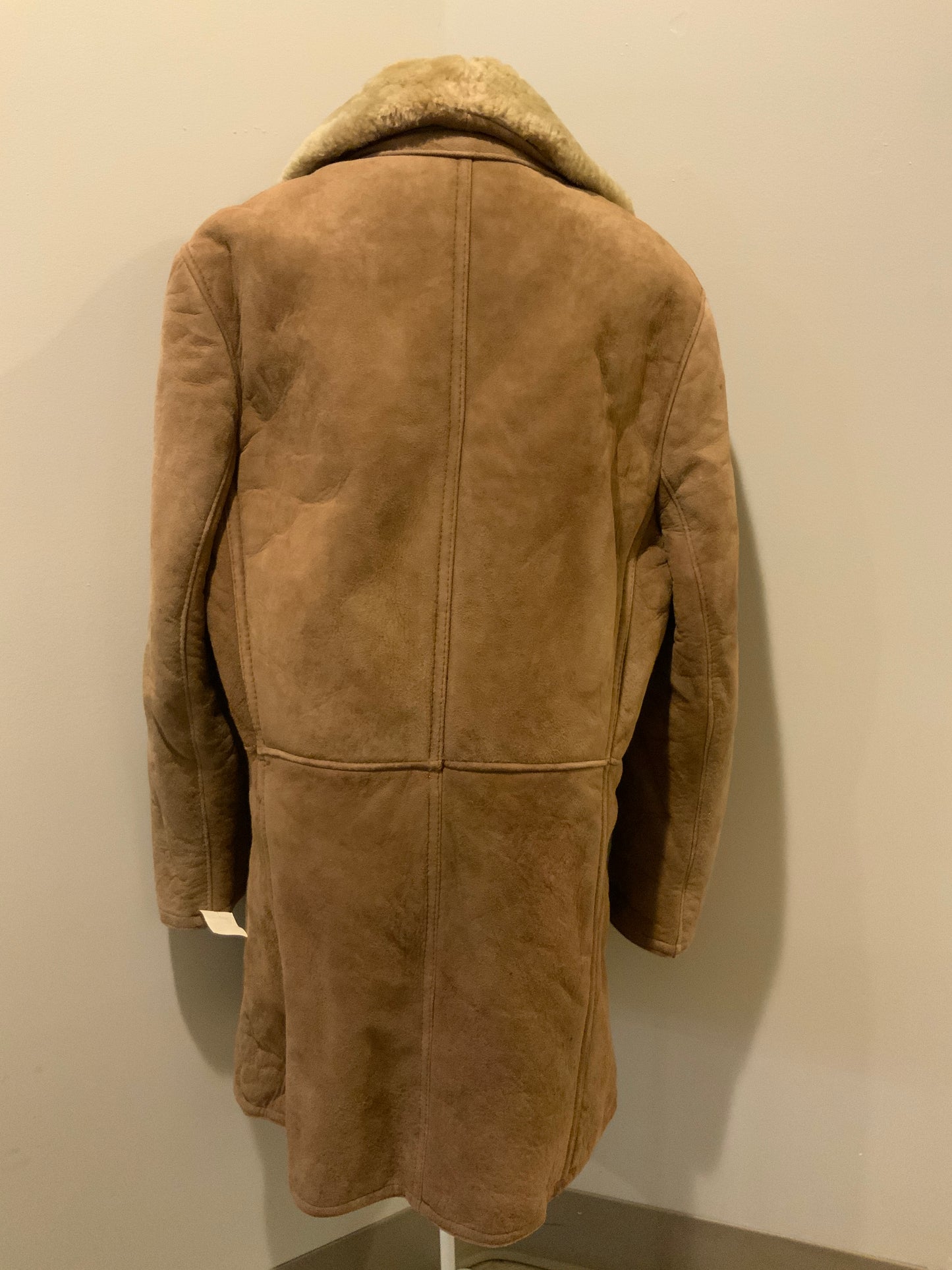 Kingspier Vintage - Joe Feller lambskin coat with shearling collar and lining, button closures and slash pockets. Size 42