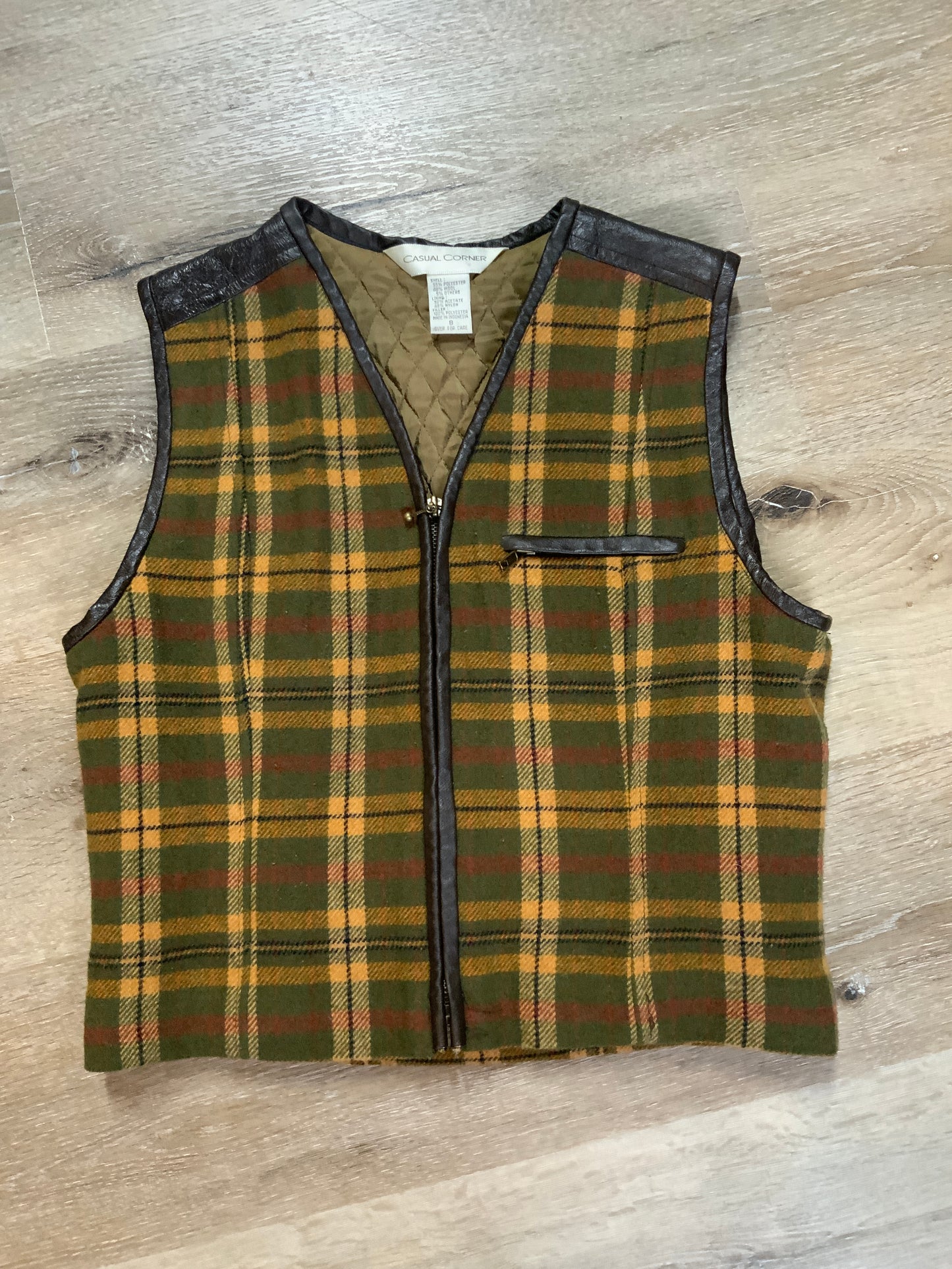 Kingspier Vintage - Casual Corner green plaid wool vest with leather trim and details, zipper closure, one zip pocket on the chest and a quilted lining. Size 8.