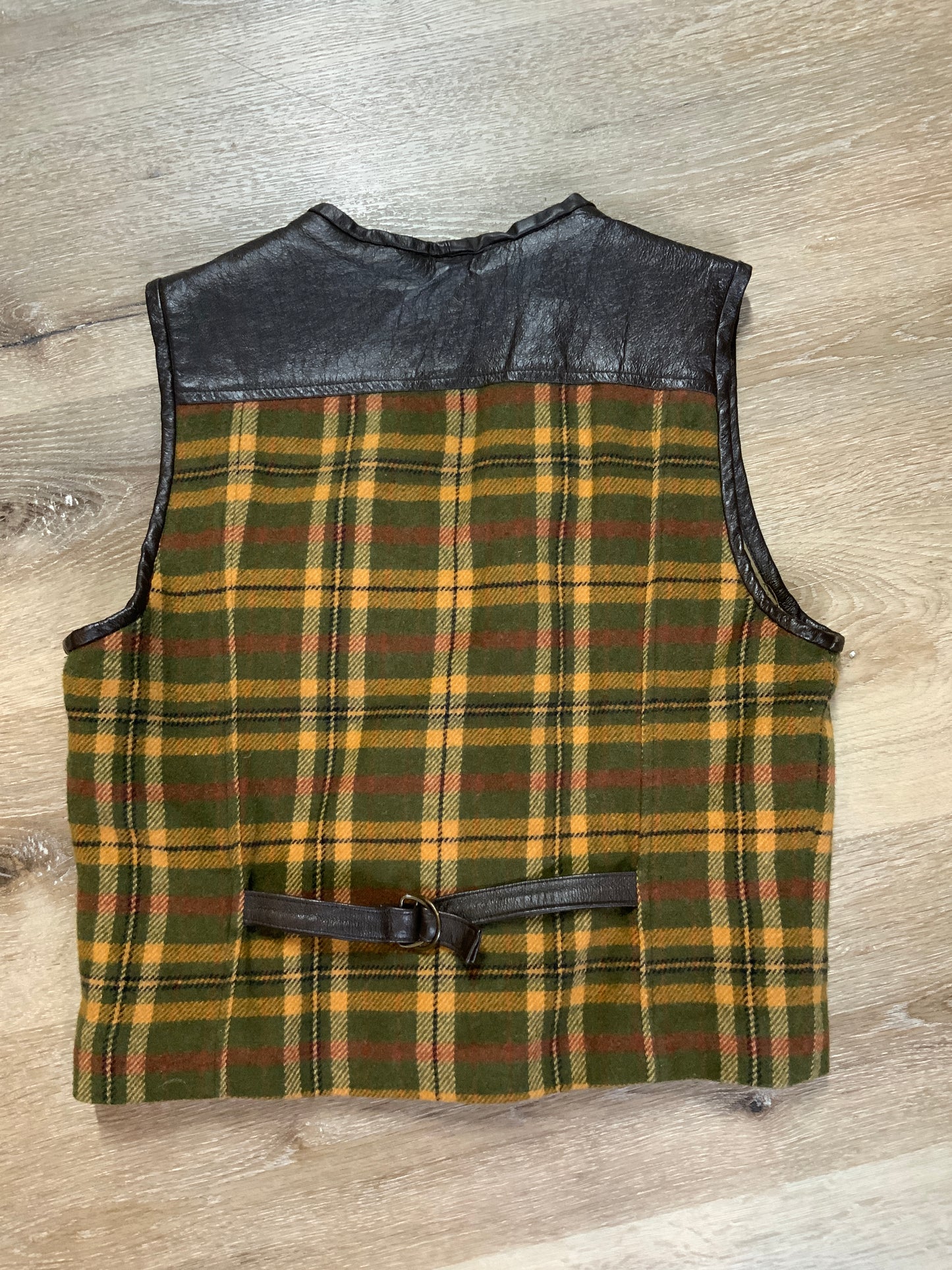 Kingspier Vintage - Casual Corner green plaid wool vest with leather trim and details, zipper closure, one zip pocket on the chest and a quilted lining. Size 8.