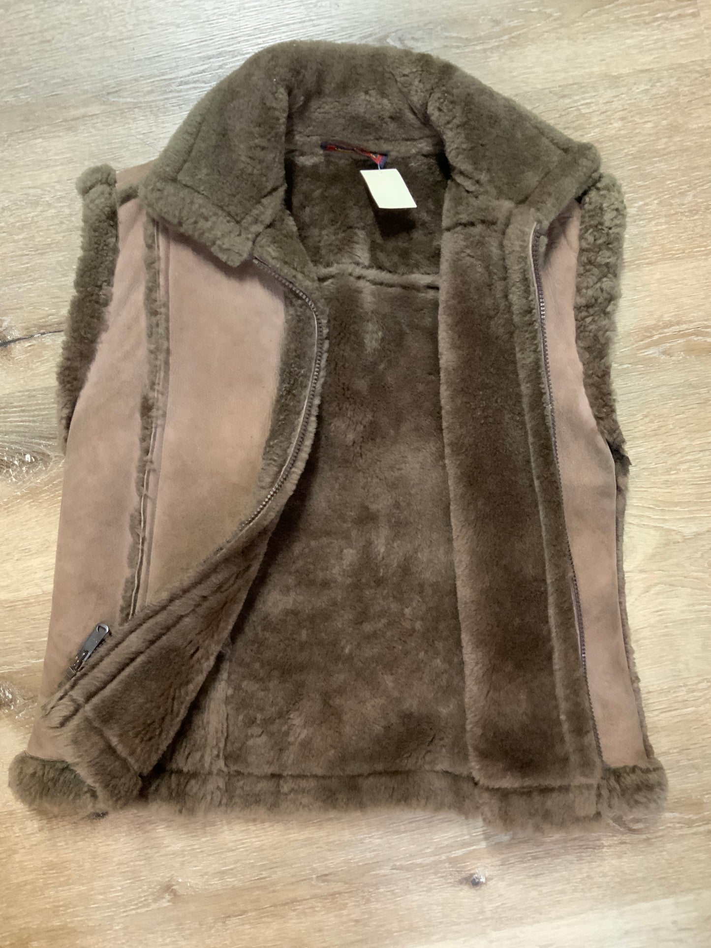 Kingspier Vintage - Anne Klein brown shearling vest with shearling trim and zipper closure.