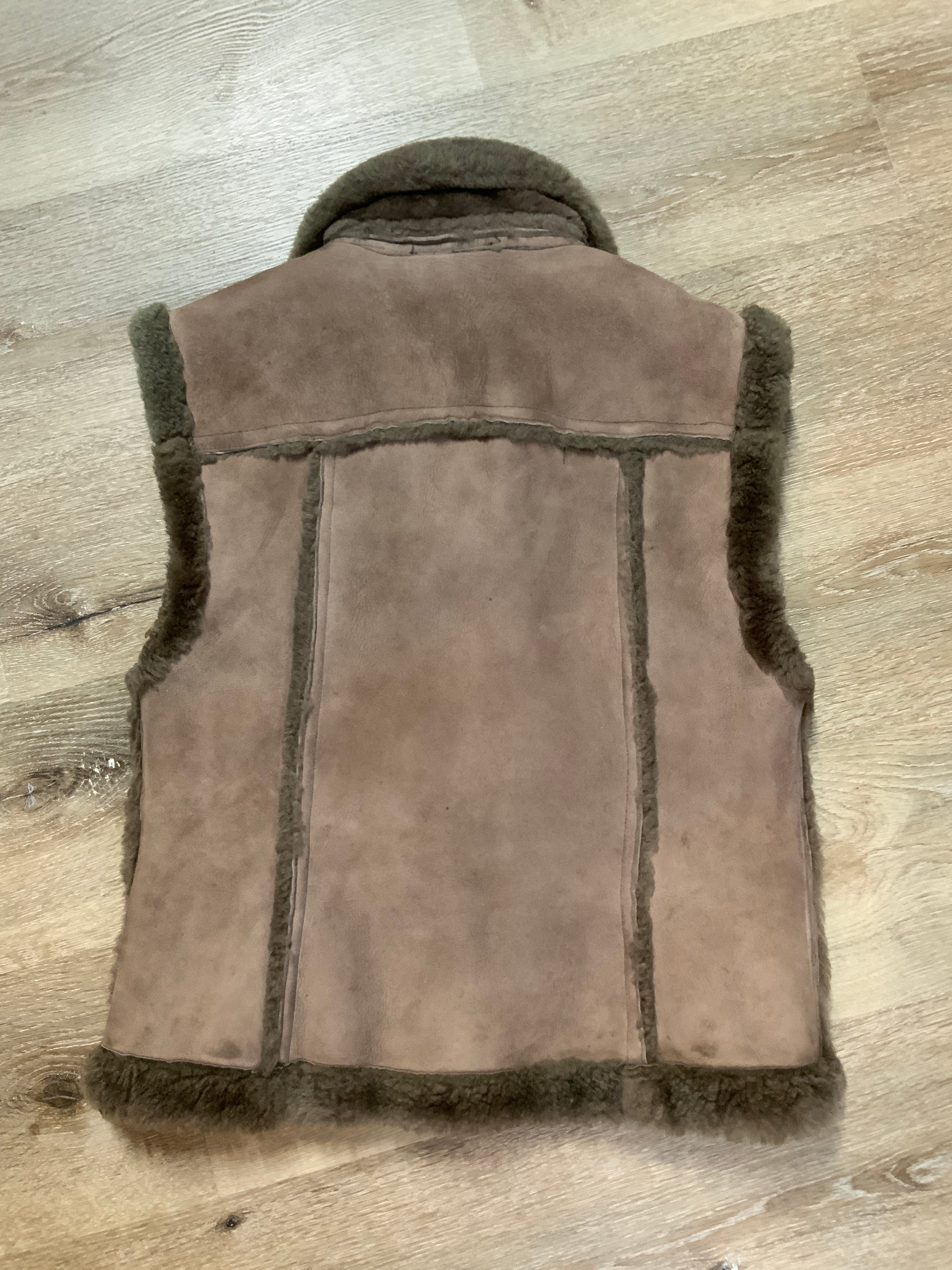 Kingspier Vintage - Anne Klein brown shearling vest with shearling trim and zipper closure.