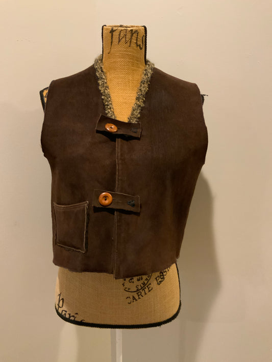 Kingspier Vintage - Brown sheepskin vest with two wooden button closures, one patch pocket and a knit mohair collar.