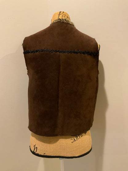 Kingspier Vintage - Brown sheepskin vest with two wooden button closures, one patch pocket and a knit mohair collar.