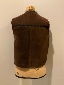 Kingspier Vintage - Brown sheepskin vest with two wooden button closures, one patch pocket and a knit mohair collar.
