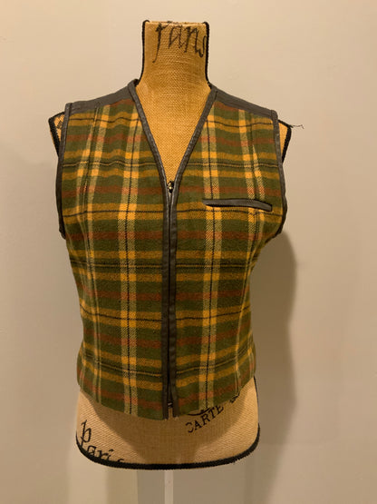 Kingspier Vintage - Casual Corner green plaid wool vest with leather trim and details, zipper closure, one zip pocket on the chest and a quilted lining. Size 8.