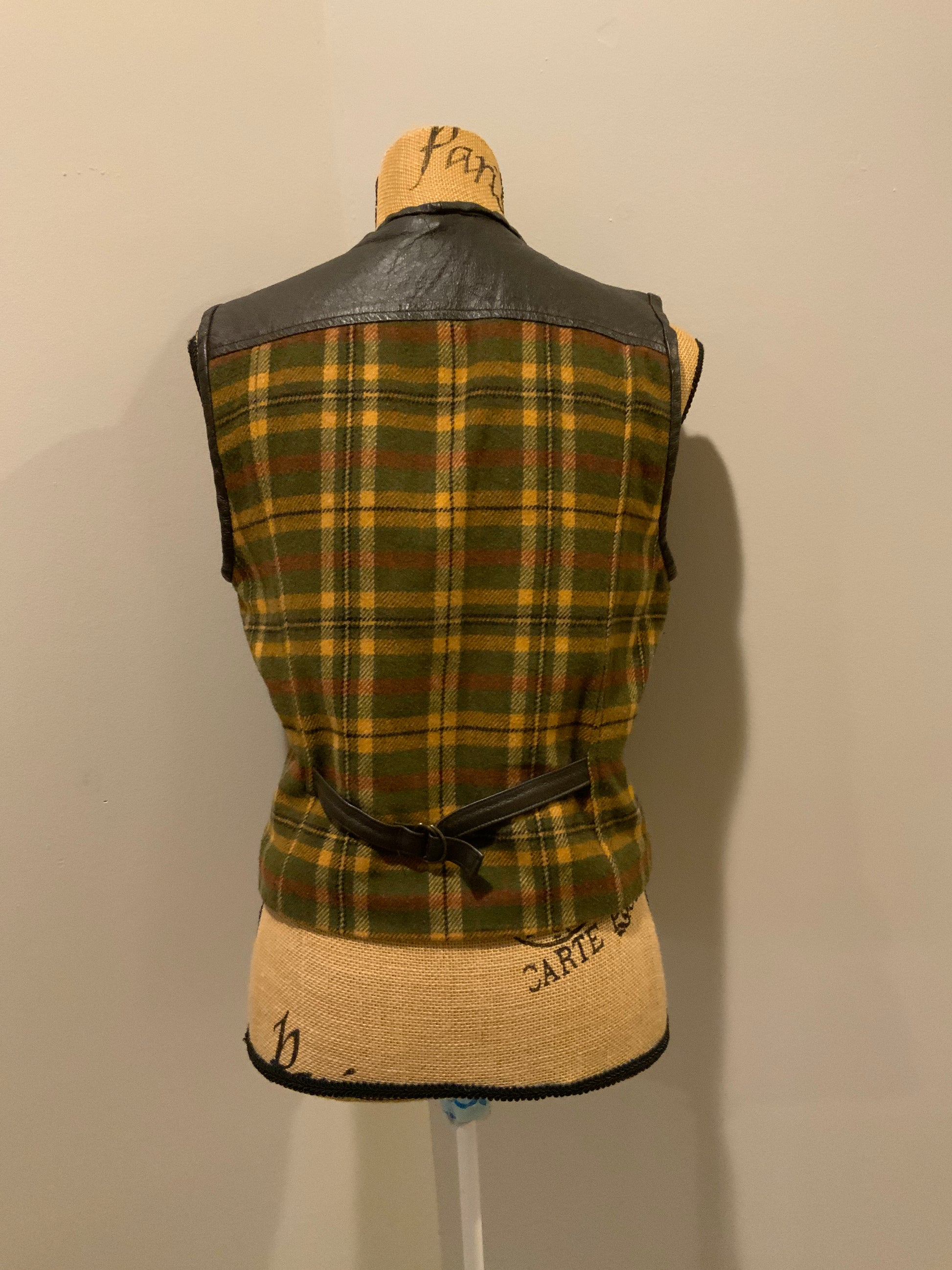 Kingspier Vintage - Casual Corner green plaid wool vest with leather trim and details, zipper closure, one zip pocket on the chest and a quilted lining. Size 8.