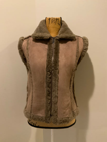 Kingspier Vintage - Anne Klein brown shearling vest with shearling trim and zipper closure.