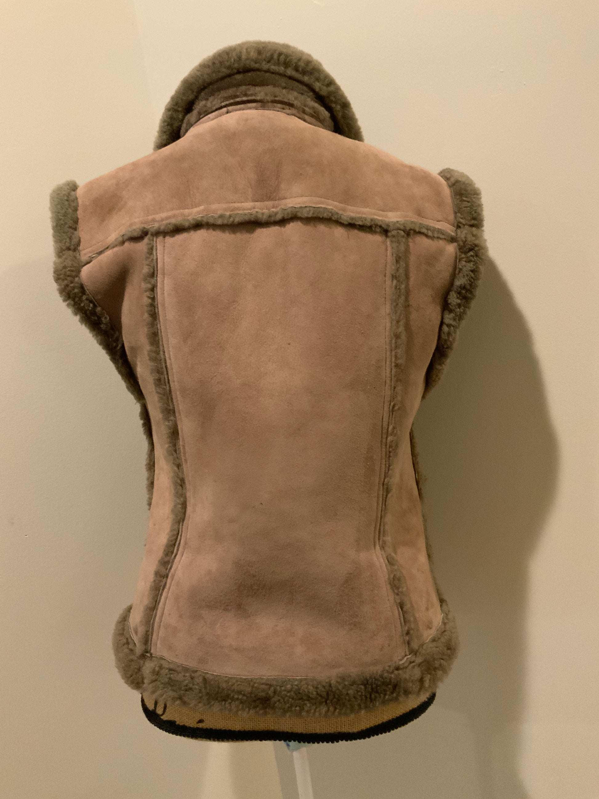 Kingspier Vintage - Anne Klein brown shearling vest with shearling trim and zipper closure.