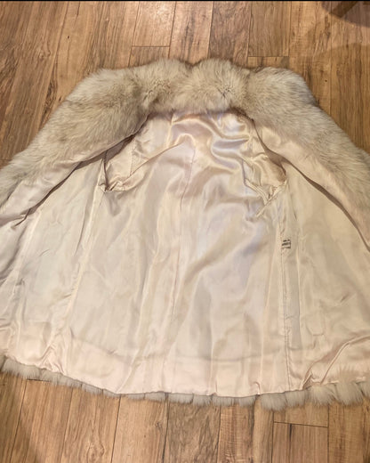 Kingspier Vintage - Vintage silver 70's fur coat with hook and eye closures and two front pockets.

No manufacturer's details.