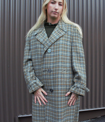 Kingspier Vintage - Vintage Maus and Hossman grey plaid wool blend overcoat with button closures, slash pockets, partially lined with inside pockets. The fibres are unknown but it feels like a cashmere blend. Union made in USA, Size large/ XL.
"