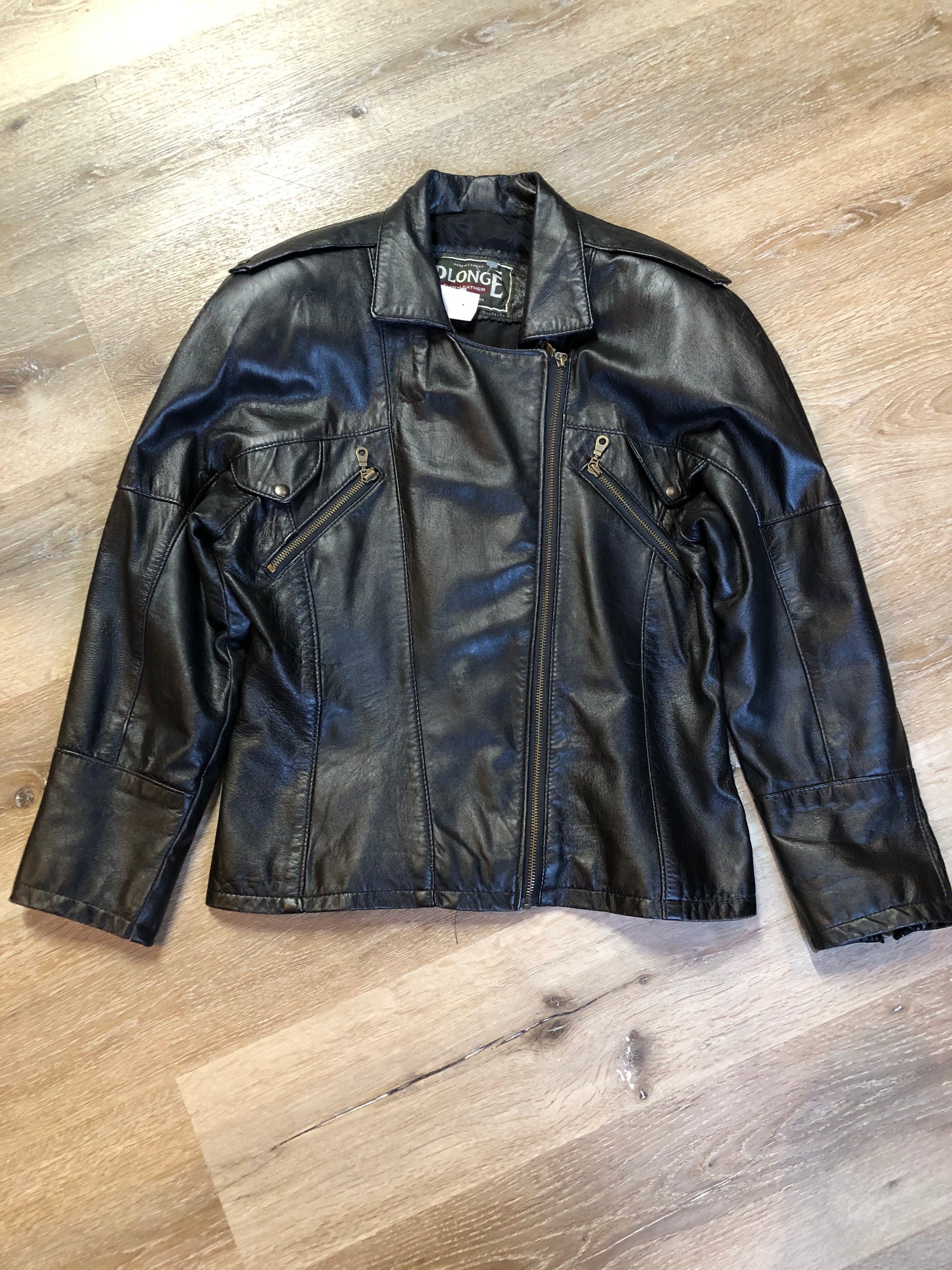 Kingspier Vintage - Plonge black leather moto jacket with zipper and slash pockets. Made in Canada. Size small.