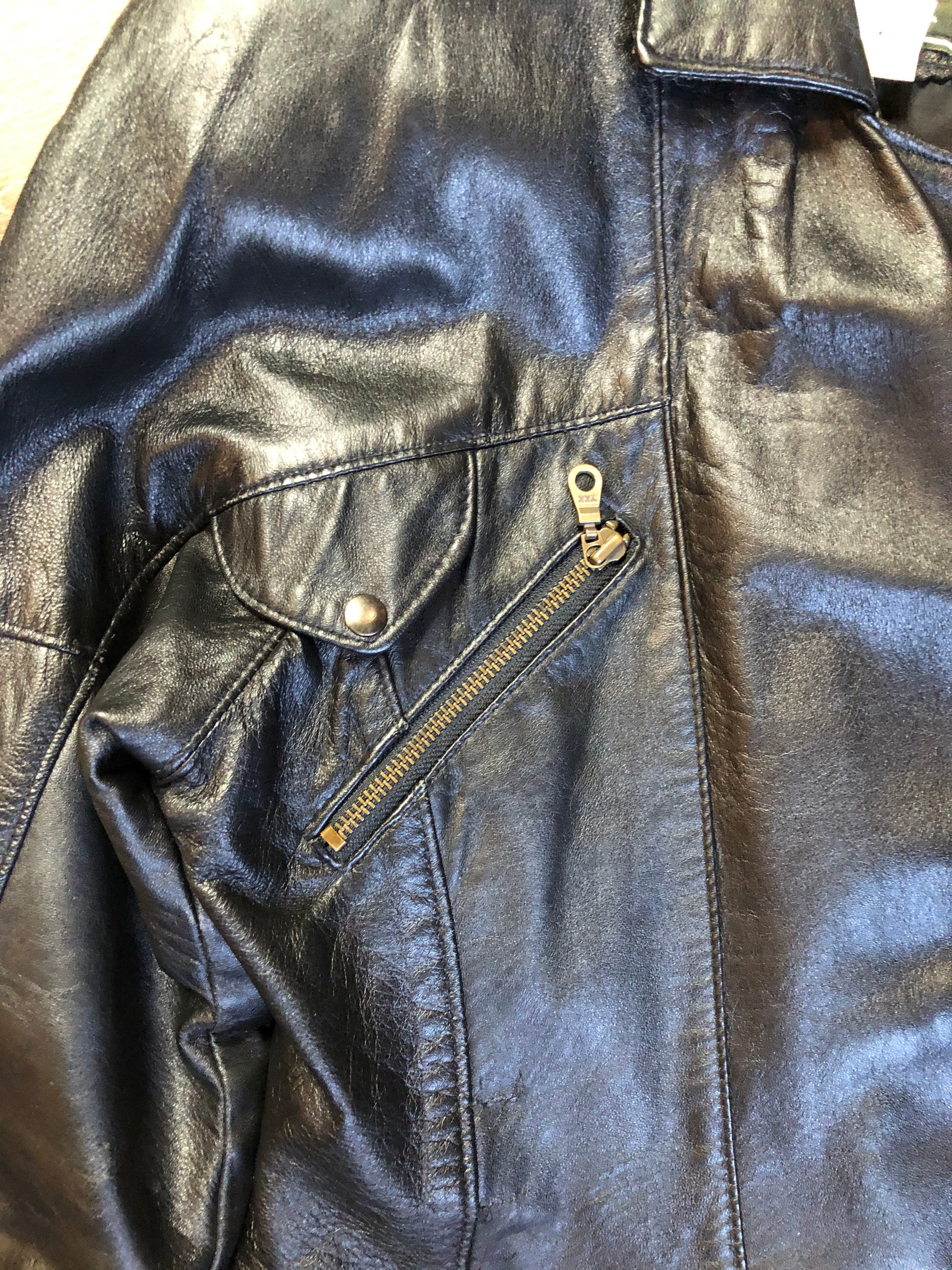 Kingspier Vintage - Plonge black leather moto jacket with zipper and slash pockets. Made in Canada. Size small.