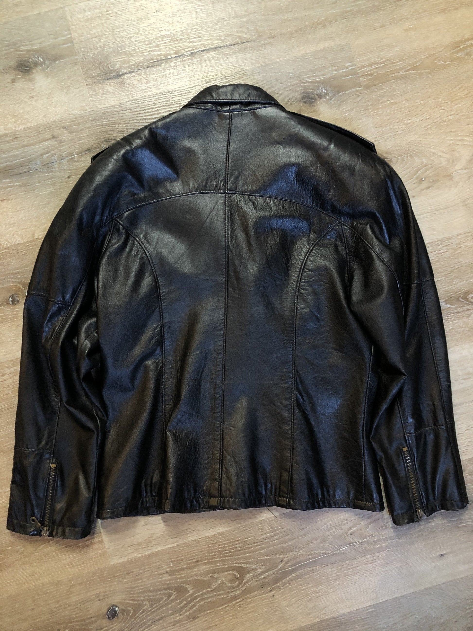 Kingspier Vintage - Plonge black leather moto jacket with zipper and slash pockets. Made in Canada. Size small.