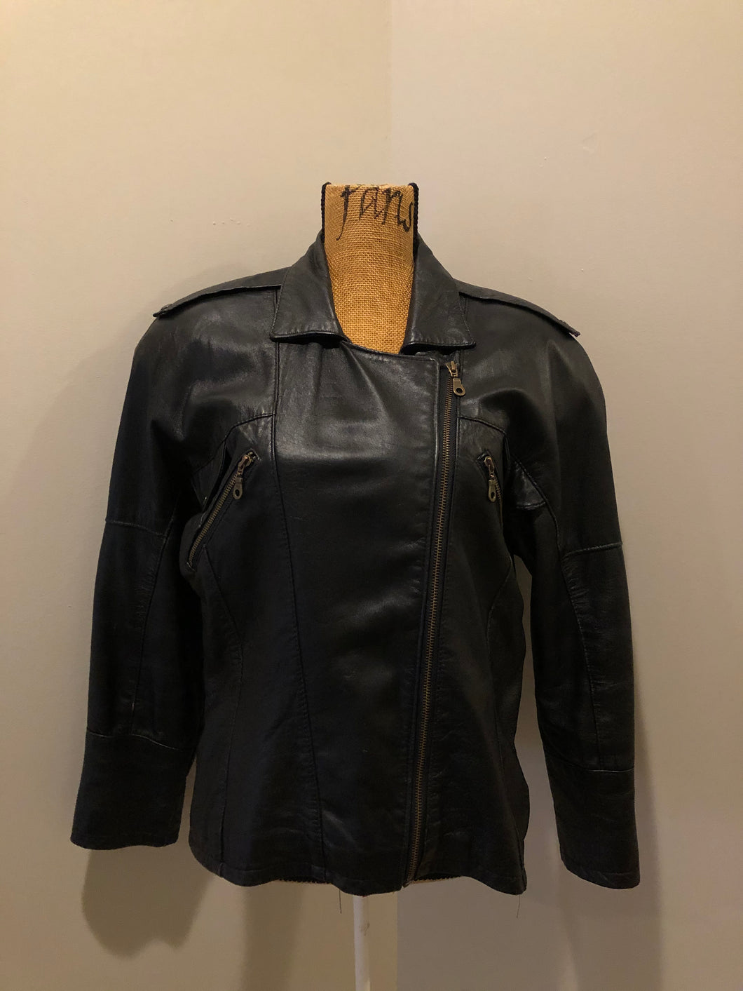 Kingspier Vintage - Plonge black leather moto jacket with zipper and slash pockets. Made in Canada. Size small.