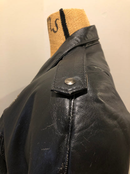 Kingspier Vintage - Plonge black leather moto jacket with zipper and slash pockets. Made in Canada. Size small.