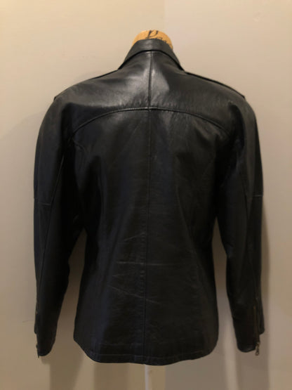 Kingspier Vintage - Plonge black leather moto jacket with zipper and slash pockets. Made in Canada. Size small.