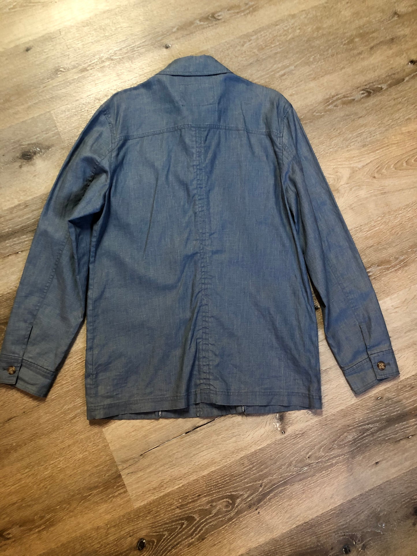 Kingspier Vintage - Black & Brown linen safari jacket in light blue with button closures and four flap pockets. Size small.