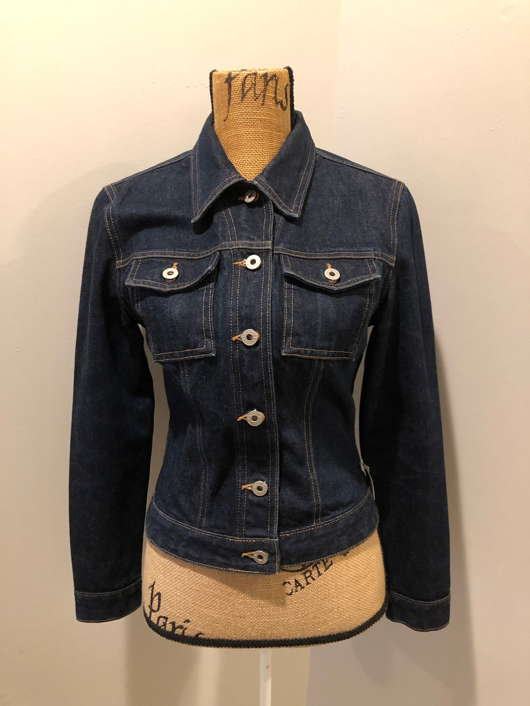 Kingspier Vintage - Guess denim jacket in a dark wash with button closures, two flap pockets on the chest and gold stitching. Size medium