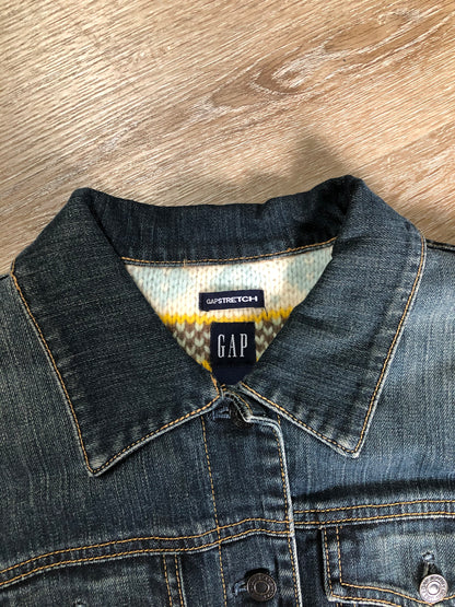 Kingspier Vintage - Gap denim jacket in a “dirty wash” with a colourful 100% lambswool lining, quilted lining in the arms, button closures and two flap pockets on the chest. Size large.