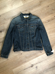 Kingspier Vintage - Gap denim jacket in a “dirty wash” with a colourful 100% lambswool lining, quilted lining in the arms, button closures and two flap pockets on the chest. Size large.