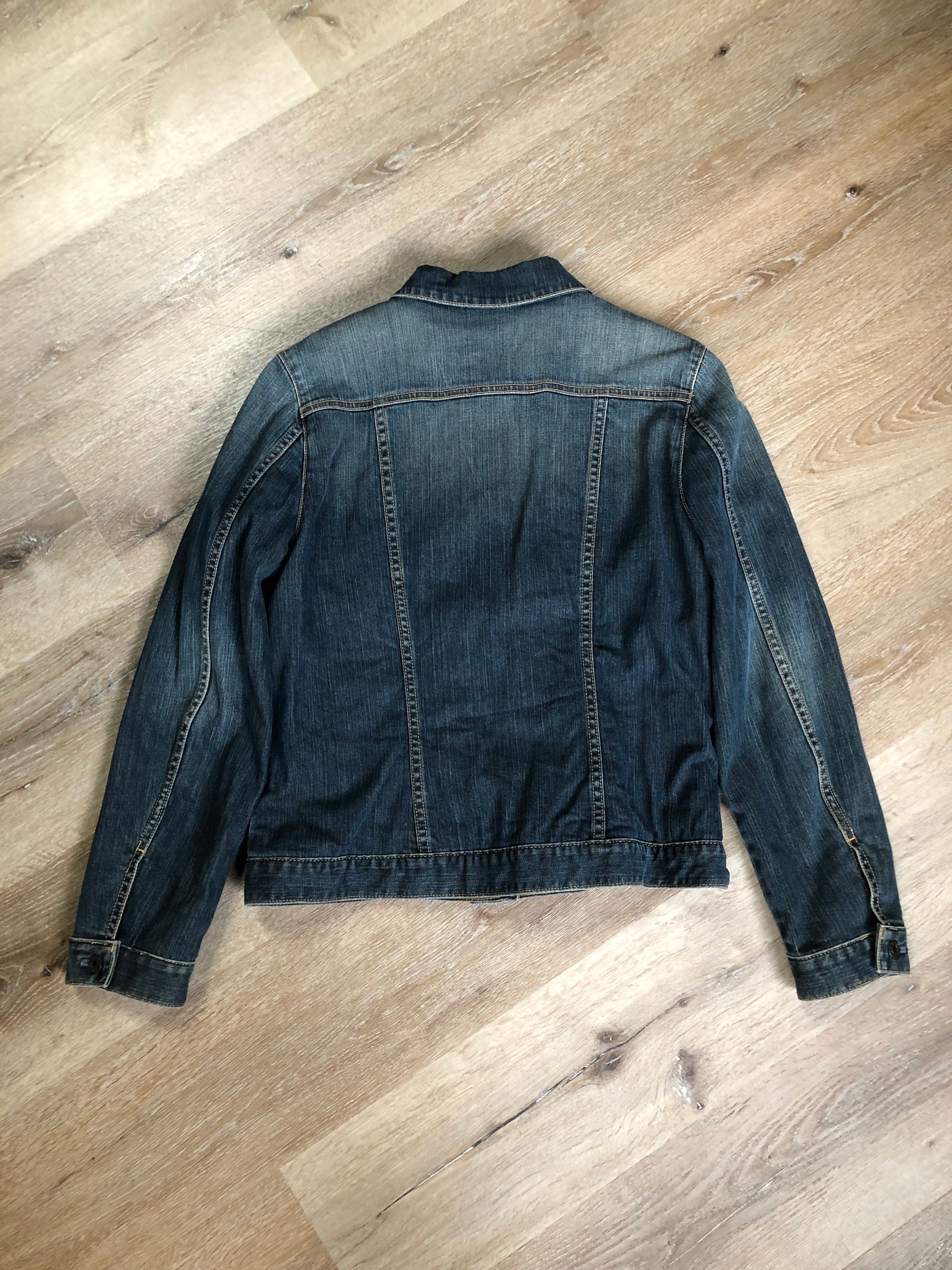 Kingspier Vintage - Gap denim jacket in a “dirty wash” with a colourful 100% lambswool lining, quilted lining in the arms, button closures and two flap pockets on the chest. Size large.