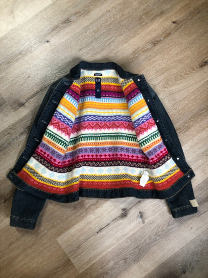 Kingspier Vintage - Gap denim jacket in a “dirty wash” with a colourful 100% lambswool lining, quilted lining in the arms, button closures and two flap pockets on the chest. Size large.