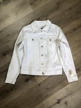Load image into Gallery viewer, Kingspier Vintage - Gap stretch denim jacket in white with button closures and two flap pockets on the chest. Size large.
